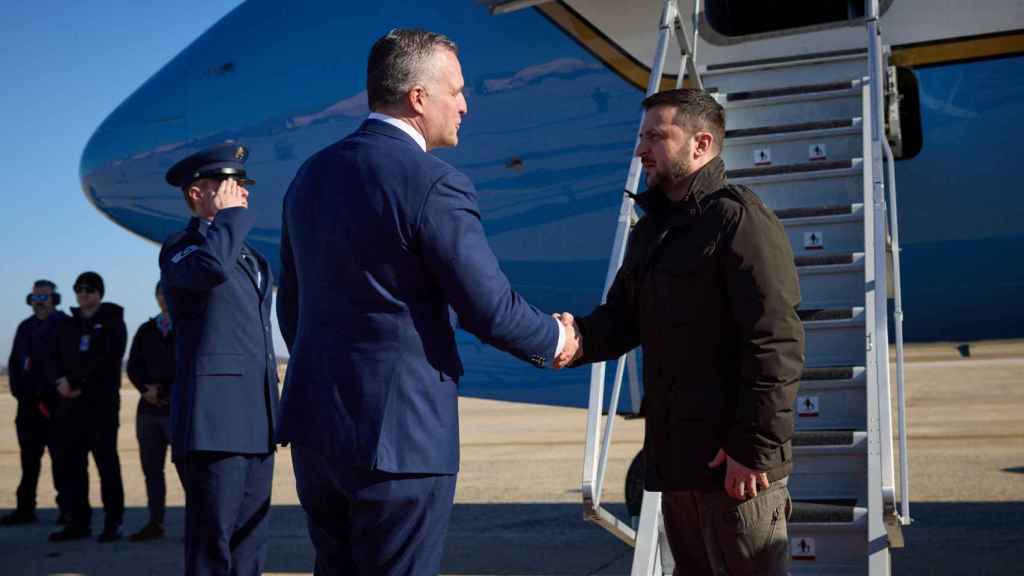 Zelenski arrive à Washington et salue le chef du protocole américain Rufus Gifford, qui l'a accueilli à l'aéroport.