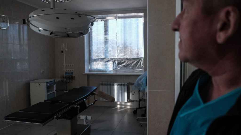 Le chirurgien en chef Petro Marenkovskiy montre une salle d'opération rendue inutilisable par les attaques.