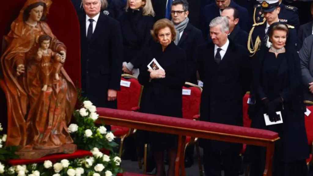 La reine Sofia assiste aux funérailles du pape émérite Benoît XVI avec le roi et la reine de Belgique.