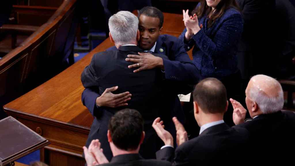 Le représentant américain John James (R-MI) embrasse le leader républicain de la Chambre.
