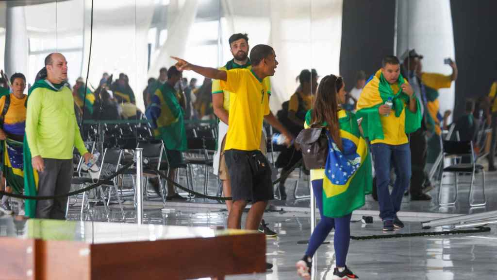 Des partisans de l'ancien président brésilien Jair Bolsonaro manifestent contre le président Luiz Inácio Lula da Silva, à Brasilia.