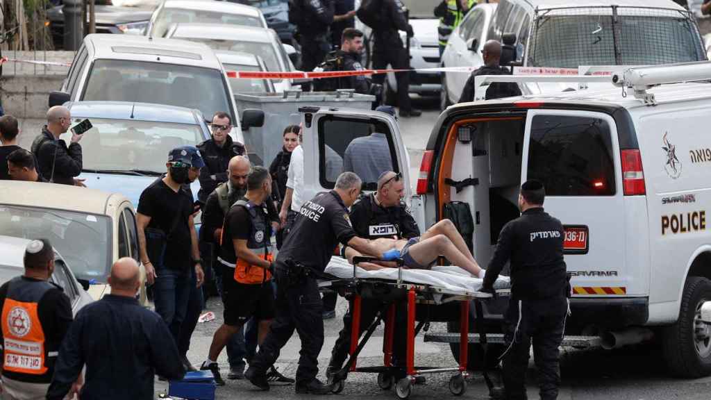 Un Israélien blessé est soigné par les services médicaux.