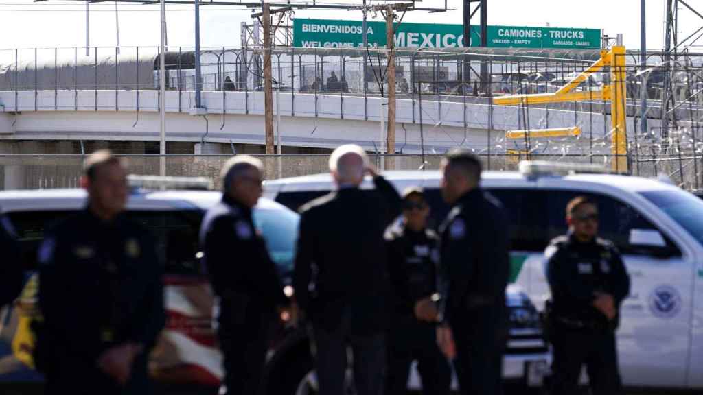 Le président américain Joe Biden regarde vers la frontière mexicaine lors de sa visite à la frontière entre les États-Unis et le Mexique.