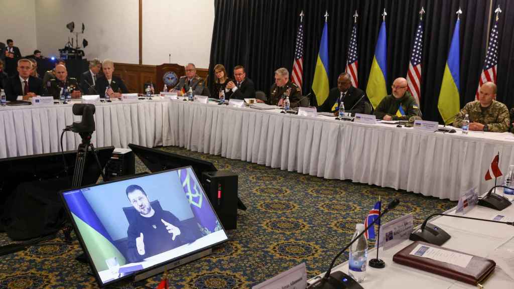 Les ministres occidentaux de la défense écoutent le président ukrainien Volodymir Zelensky lors de la réunion sur la base militaire de Ramstein.