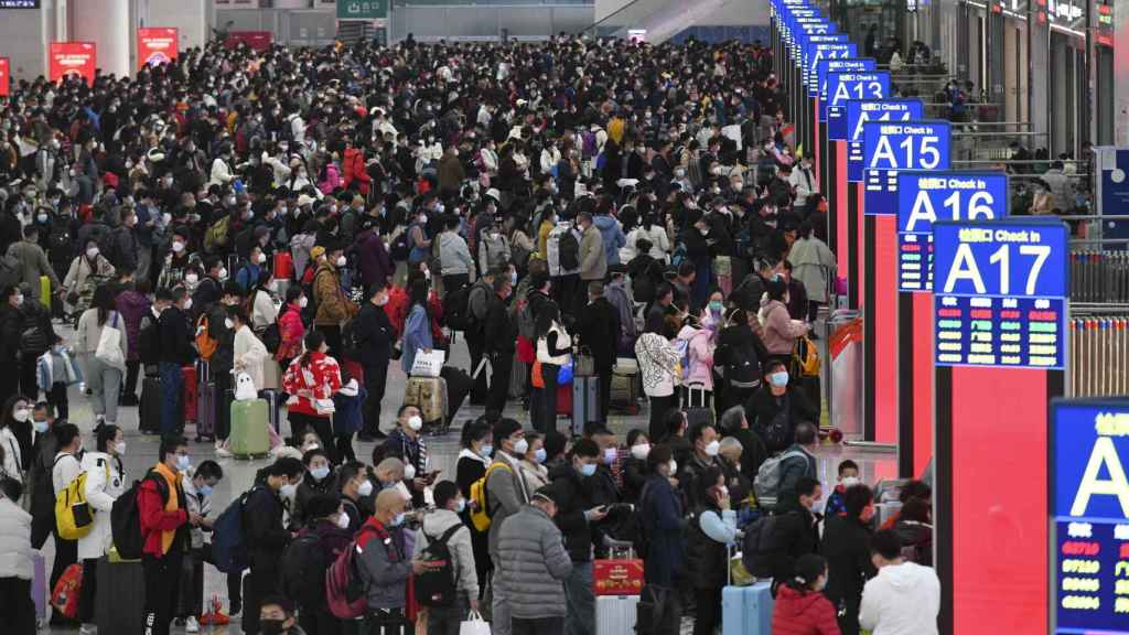 Des citoyens chinois dans une gare.