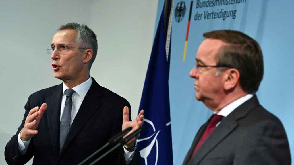 Le secrétaire général de l'OTAN, Jens Stoltenberg, et le ministre allemand de la Défense, Boris Pistorius, lors de leur rencontre à Berlin, mardi.