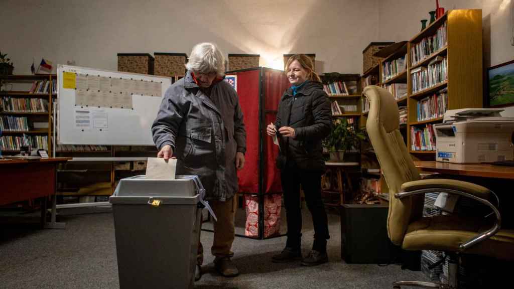 Deux femmes votent dans la ville de Ledcica pour les élections en République tchèque.