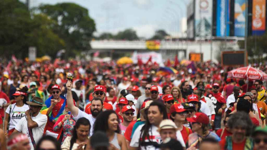 Les partisans de Lula arrivent à son inauguration à Brasilia.