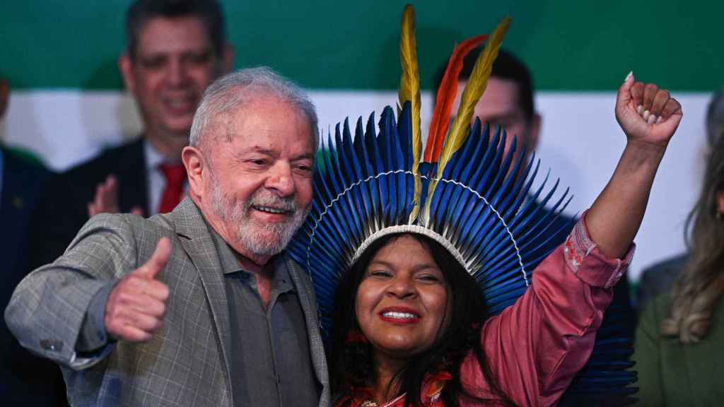 Sonia Guajajara avec le président élu du Brésil, Lula da Silva.