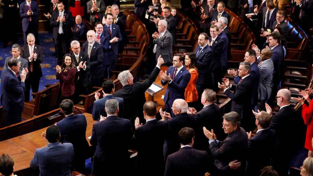 Le leader républicain de la Chambre des représentants, Kevin McCarthy (R-CA), reconnaît les applaudissements sur le parquet de la Chambre avant un nouveau tour de scrutin pour l'élection d'un nouveau président de la Chambre, lors du deuxième jour du 118e Congrès au Capitole américain à Washington.