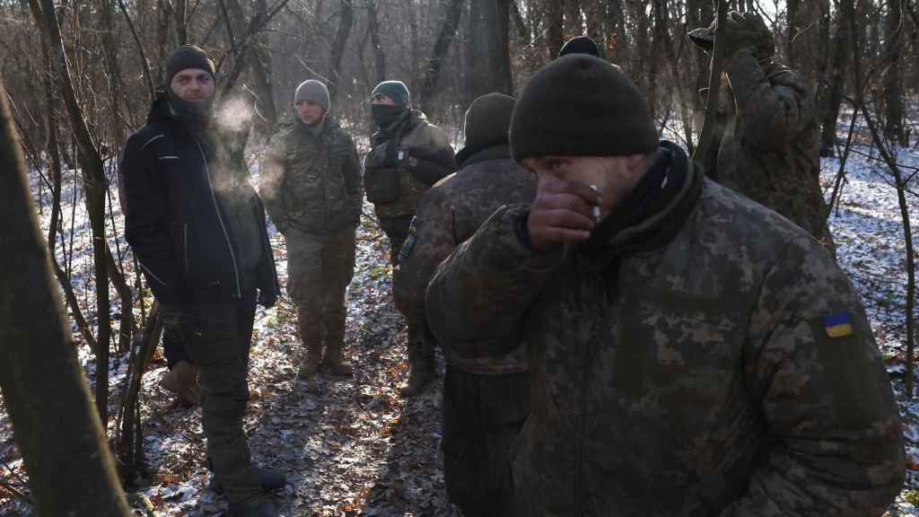 La 43e brigade d'artillerie lourde de l'armée ukrainienne attend dans la forêt après avoir tiré un obusier allemand Panzerhaubitze 2000, alors que l'attaque de la Russie contre l'Ukraine se poursuit, près de Soledar, en Ukraine.