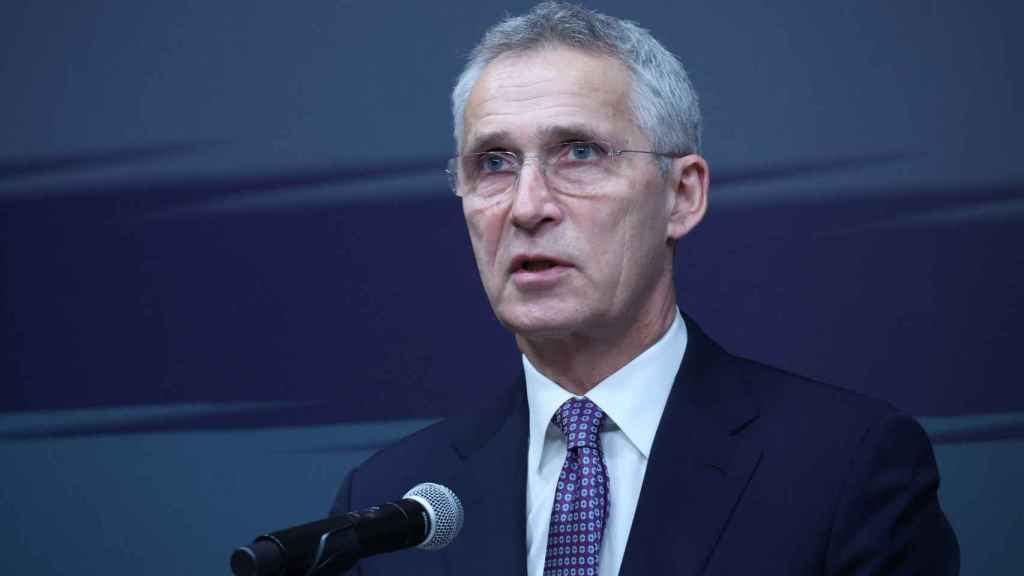 Le secrétaire général de l'OTAN prononce un discours dans un lycée de Séoul.