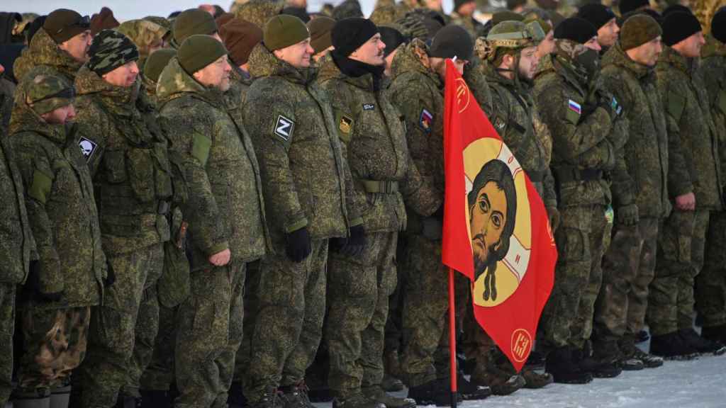 Des réservistes russes partent vers les bases militaires pendant la mobilisation des troupes, à Omsk.
