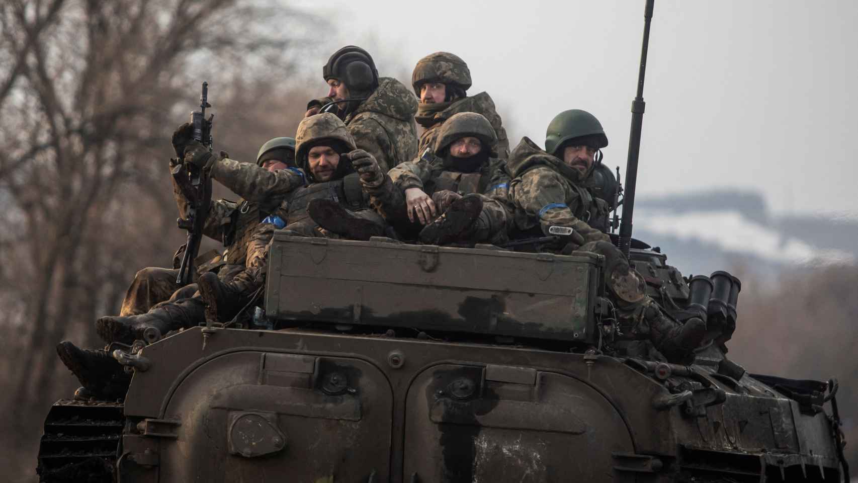 Un groupe de soldats ukrainiens dans la région de Bakhmut.