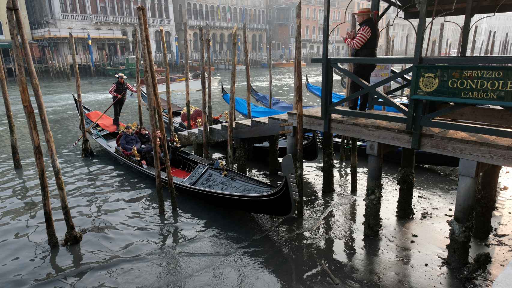 Gondoles sur le Grand Canal lors d'une forte marée basse dans la lagune de Venise.