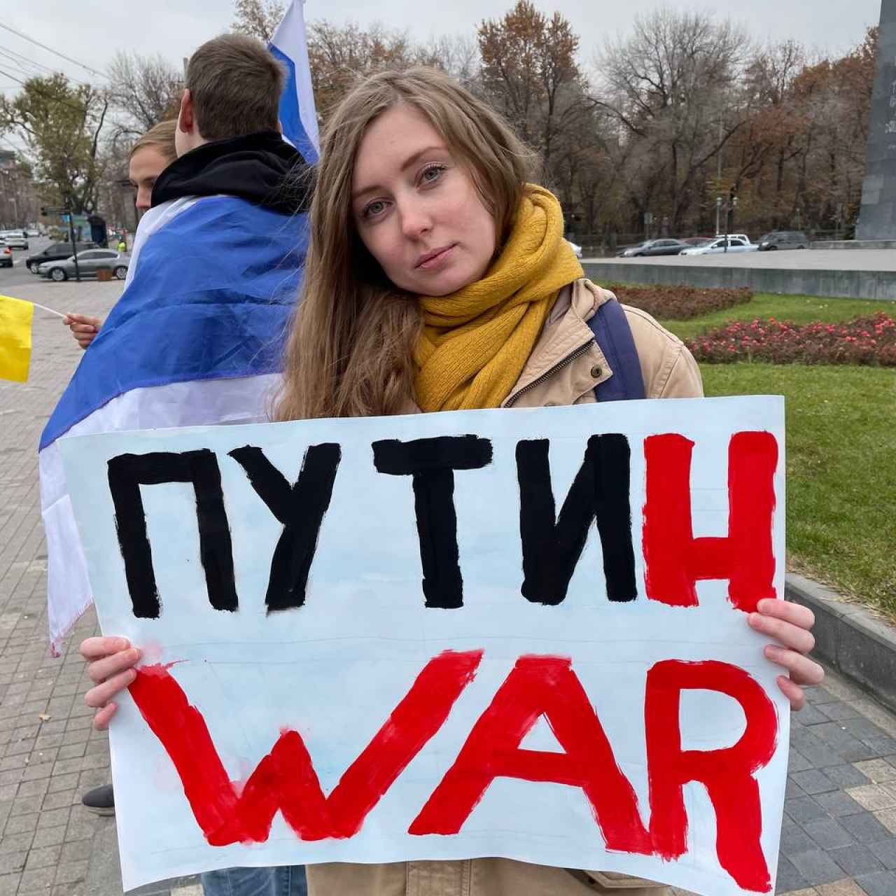 Viktoriya tient une bannière contre la guerre initiée par Vladimir Poutine.