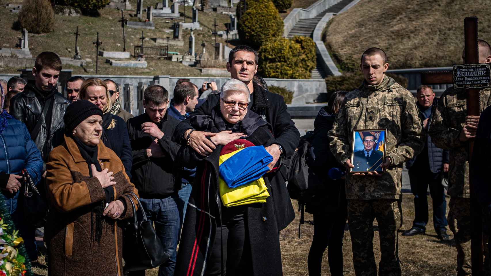Iurii et Miroslava, s'embrassant lors des funérailles d'Igor en mars 2022.