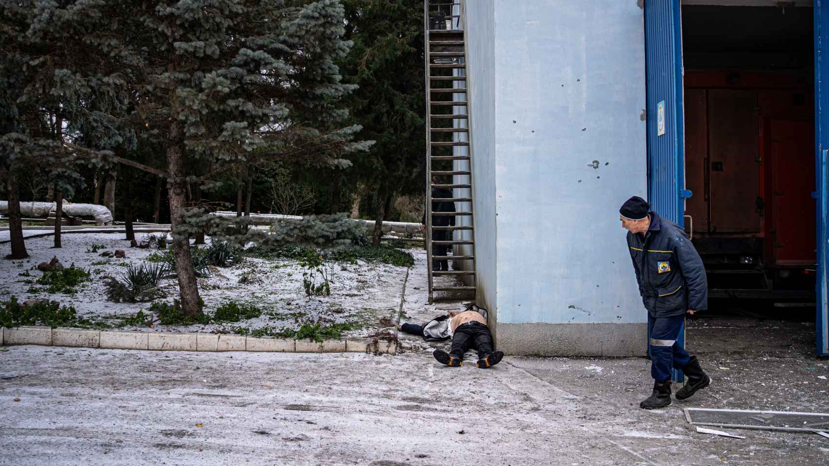 Un camarade regarde le cadavre de Denis Fedium, à quelques mètres du Dniepr, à Kherson.