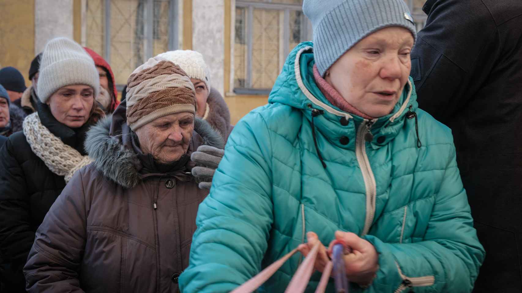 Civils faisant la queue pour de la nourriture à Kramatorsk.