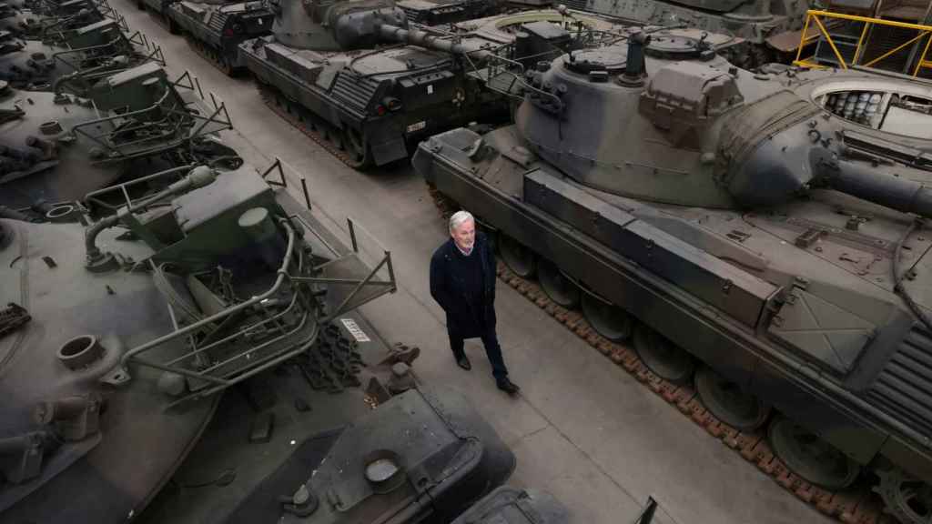 Freddy Versluys marche parmi les chars Leopard 1 qu'il a dans son entrepôt dans l'est de la Belgique.