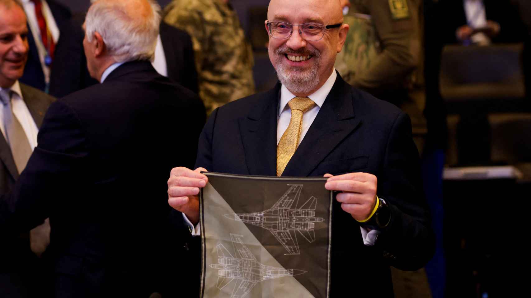 Le ministre ukrainien de la Défense, Oleksii Reznikov, montre une écharpe avec des images de combattants pendant la réunion de l'OTAN à Bruxelles.