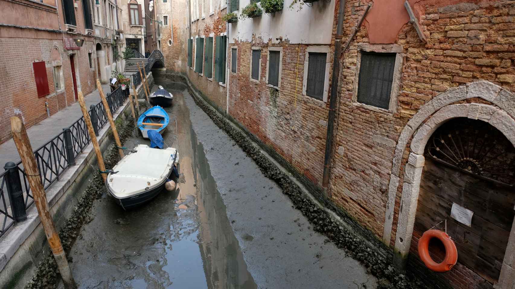 Un canal de Venise à sec.