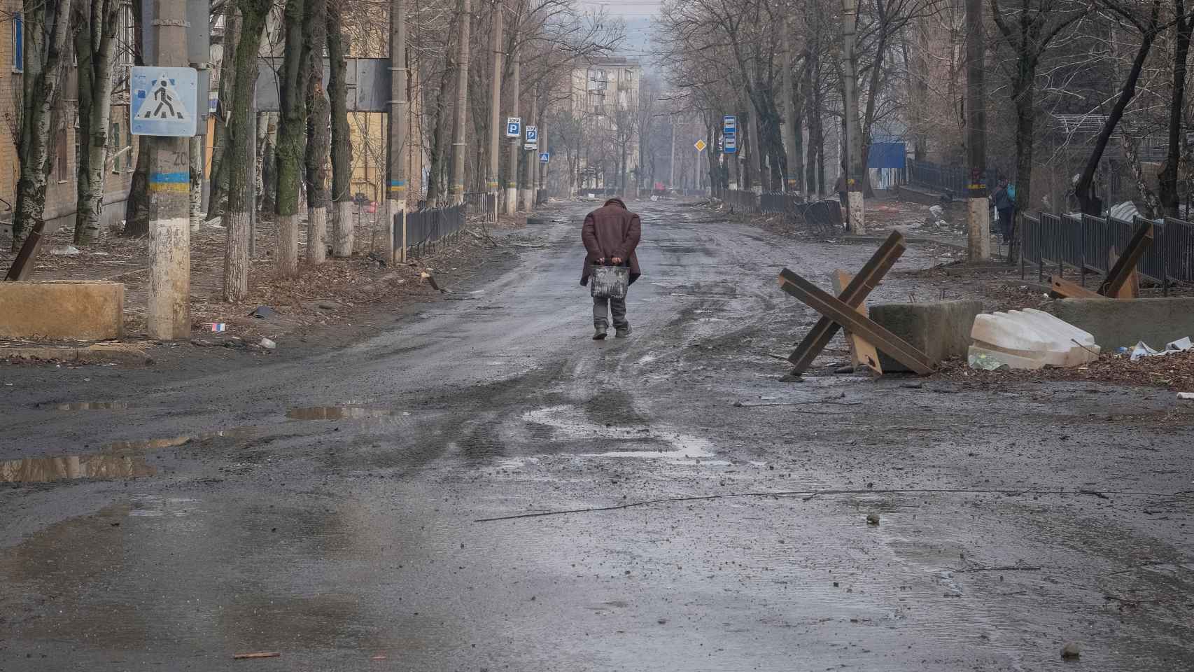 Un habitant de Bakhmut marche dans la ville vide.