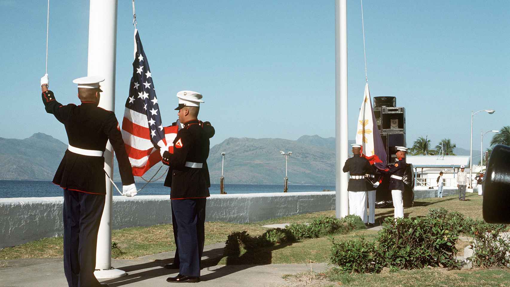 Les Marines américains hissent le drapeau américain tandis que leurs homologues philippins hissent le leur.