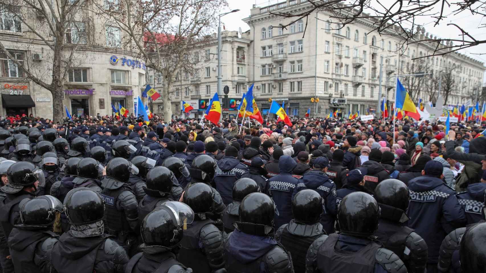 Des citoyens moldaves manifestent dans la capitale, Chisinau.