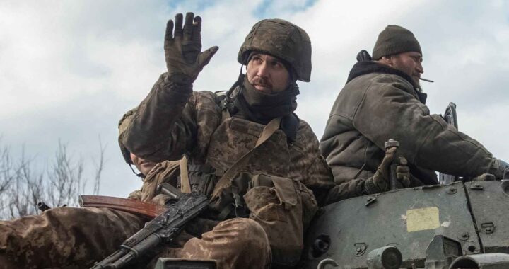 L'état-major ukrainien convainc Zelenski de défendre Bakhmut malgré de lourdes