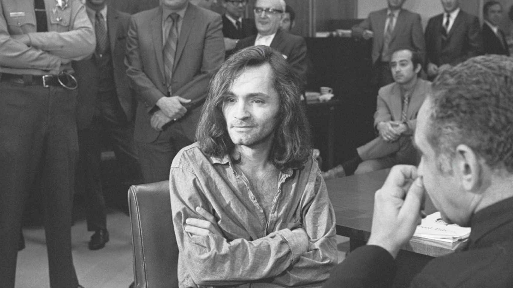 Manson assis en face de son avocat, Irving Kanarek, lors du procès en 1970.